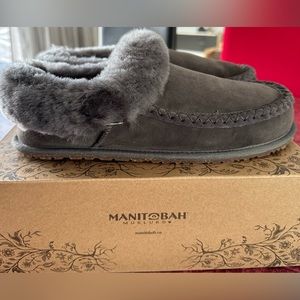 Mukluks slippers, size 9 women or size 7 men.  Pantoufles en peau de mouton NEUF